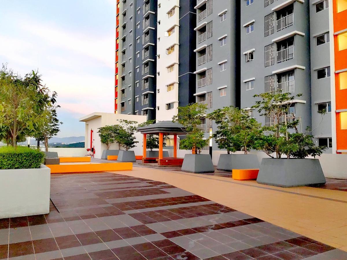 Alanis Residence 7 Pax @ Sepang Klia Kota Warisan Exterior photo